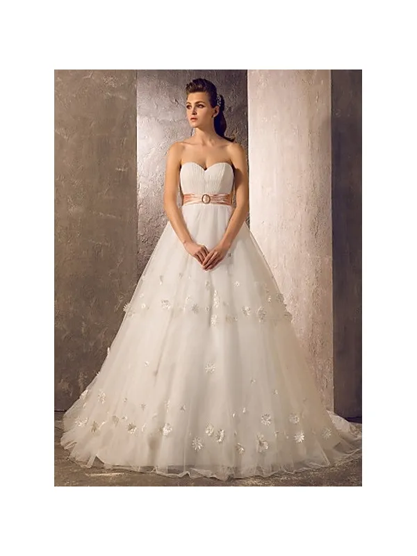 Abito da sposa A-line con fiori in rilievo e mantellina di tulle