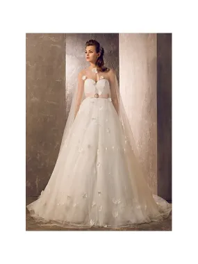 Abito da sposa A-line con fiori in rilievo e mantellina di tulle