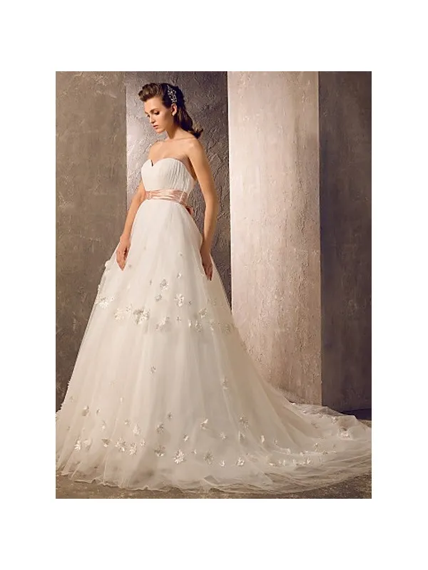 Abito da sposa A-line con fiori in rilievo e mantellina di tulle